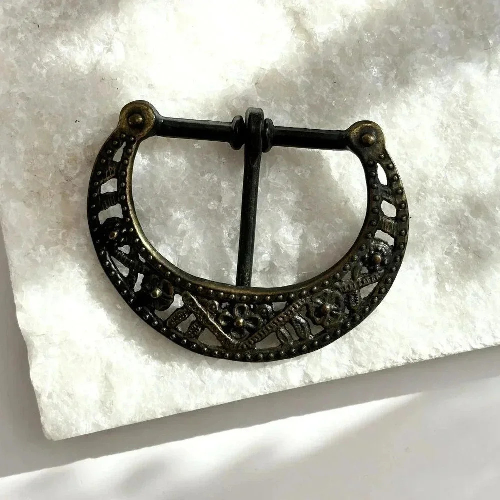 Dark Rich Bronze Vintage Southwest Style Curved Edge Cutout Ornate Belt Buckle